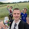 Вітаю, мене звати Петро, я веселий вчитель для маленьких учнів.