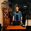 Музыкант со своей аппаратурой