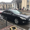 Опытный водитель со своим транспортом бизнес класса peugeot 508