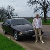 Водитель с легковым автомобилем