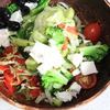 Свежий салат из сезонных овощей с оливками и фетой