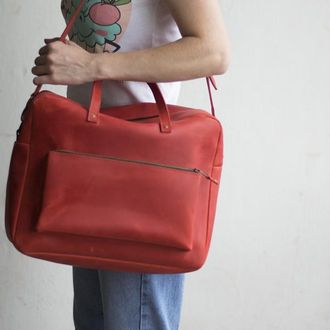 Красная кожаная сумка мессенджер