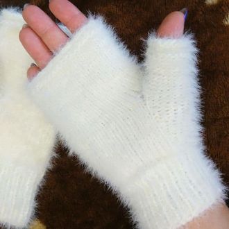 Пушистые зимние митенки - светлые женские перчатки без пальцев
